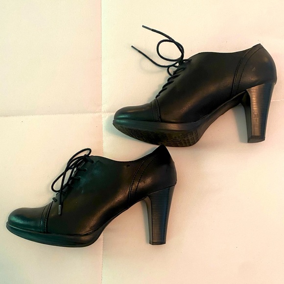 Rialto Black Bootie Size 8.5 Laced Boot Faux leather, 3.5” heel, gently used - Picture 4 of 7